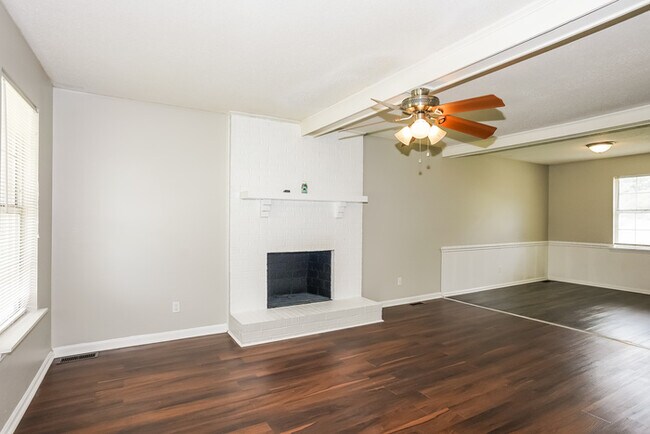 Building Photo - Huge Three Bedroom Home
