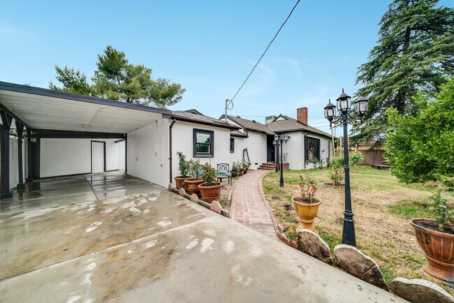 Foto del edificio - 7035 Longridge Ave