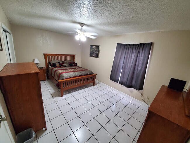 Building Photo - 221 Mary Lou Dr