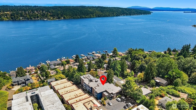 On Lake Washington, close to Burke Gilman Trail - 3825 NE 155th Pl