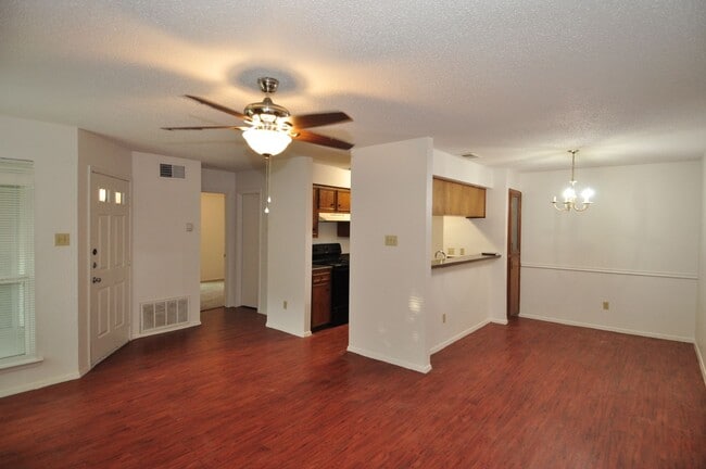 Foto del edificio - New Carpet! New Vinyl Flooring! New Paint!