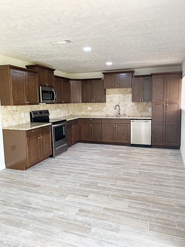 Building Photo - 5152 Lakeside Dr