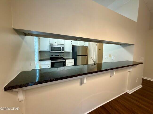 Foto del edificio - 425 Dolphin Dr