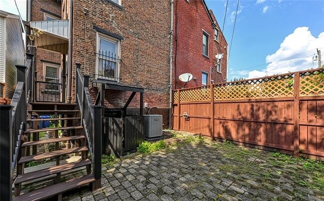 Building Photo - 617 Avery St