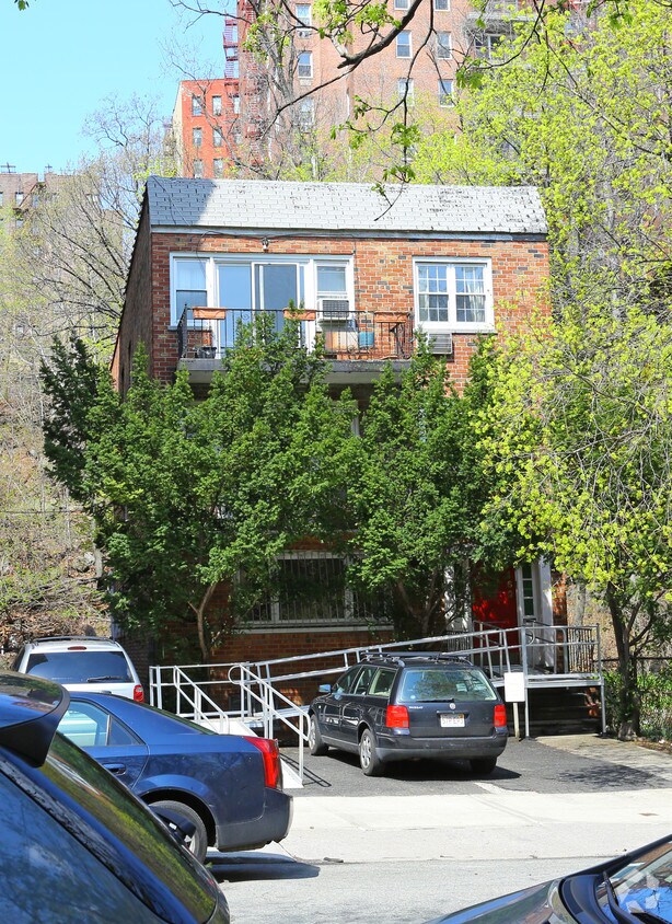Primary Photo - 162 Bennett Ave
