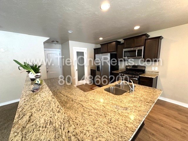 Building Photo - Move in special: $500 off First months rent!