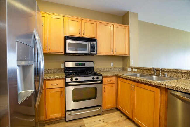 Building Photo - Stylish & Spacious Courtyard-Facing Condo in the Heart of Gaslamp