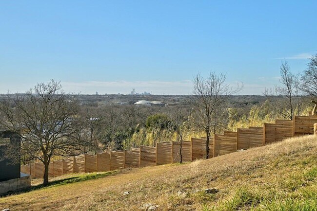 Foto del edificio - 5210 Rogers Ln