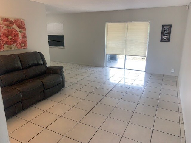 Foto del edificio - 303 SW 77th Ter