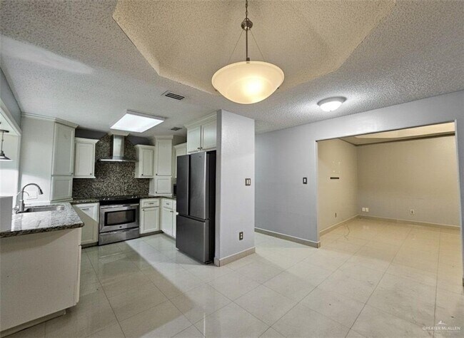 Building Photo - 2828 Highland Ave