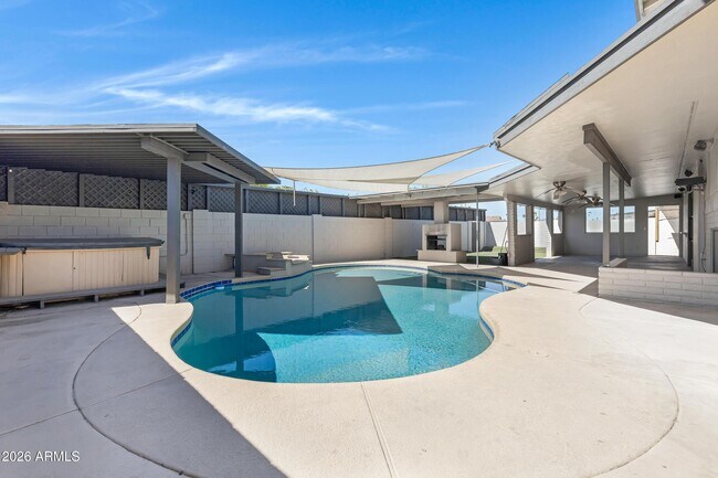 Foto del edificio - 1627 E Fremont Dr