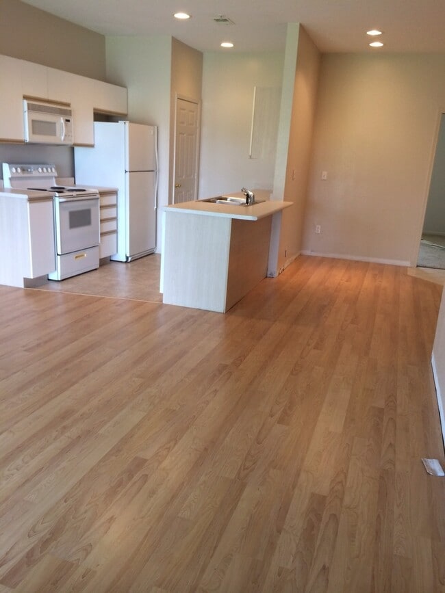 Building Photo - 835 Fairview Dr