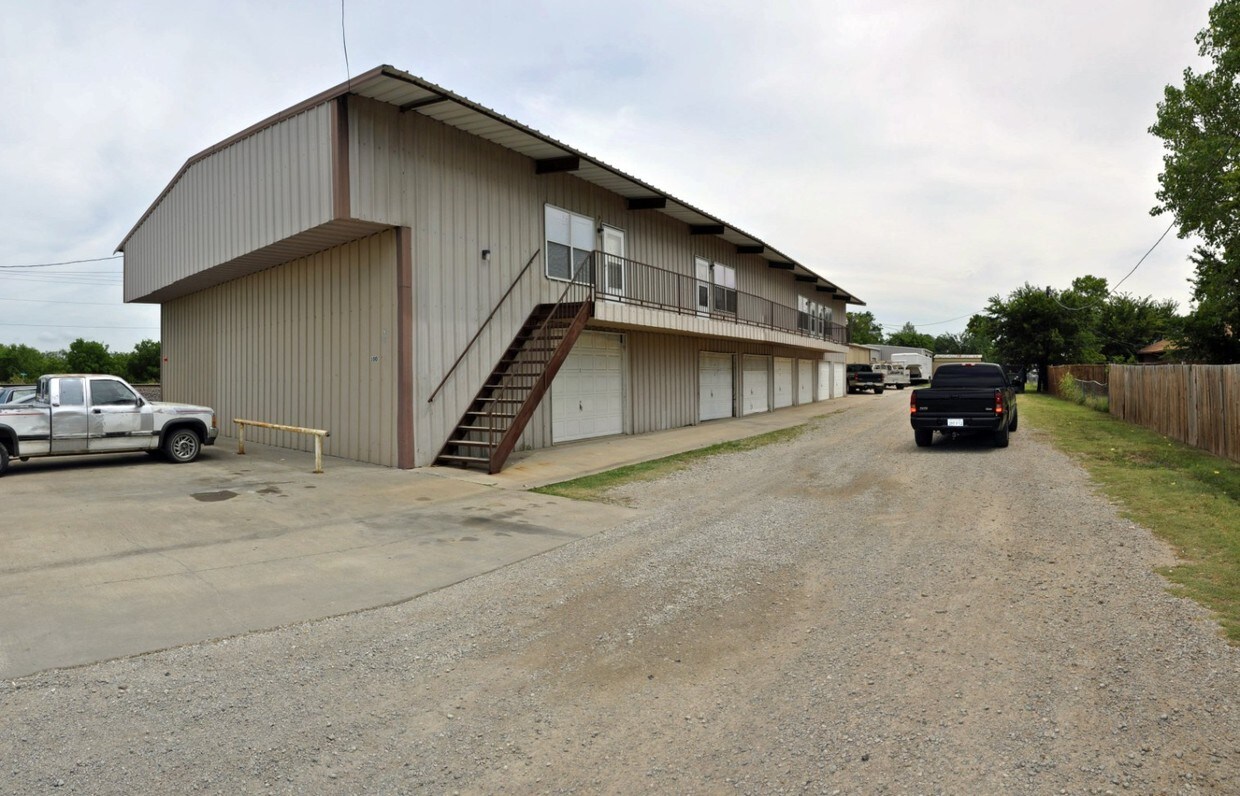 Primary Photo - 100 E Willow St