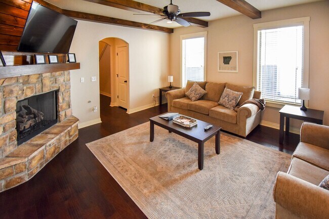 Foto del edificio - Stunning Fully Furnished Home in the Heart of Fayetteville!