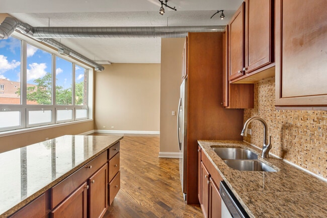 Building Photo - 4131 W Belmont Ave