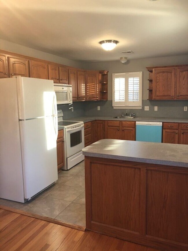 Foto del edificio - Adorable 3 Bed | 1 Bath + Bonus Room in Mayfair Heights - ALL Appliances Included