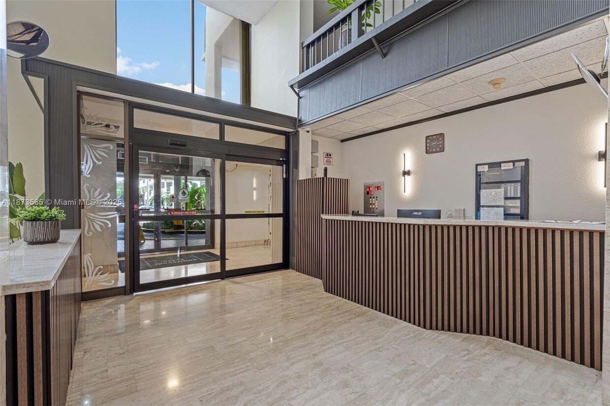 Foto principal - 2750 NE 183rd St