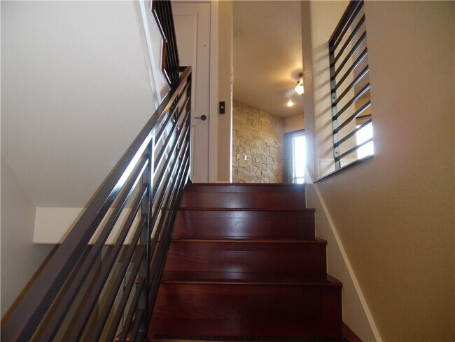 Building Photo - 6533 E Hill Dr