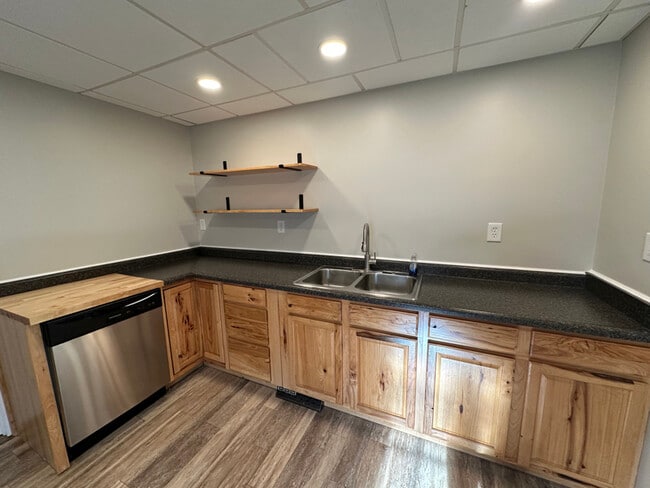 Building Photo - 904 7th Ave