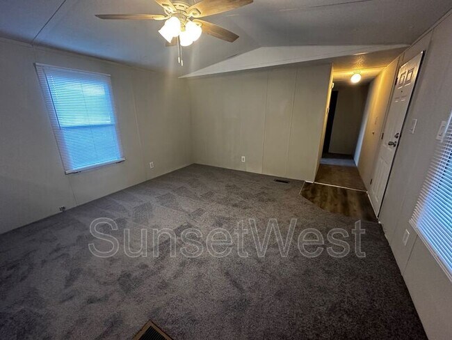 Building Photo - 197 Sunshine Dr