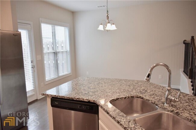 Building Photo - 2940 Maple Park Pl