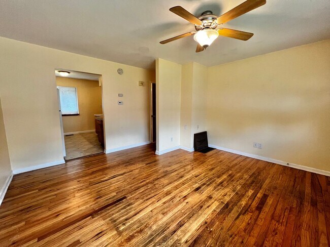 Foto del edificio - Unique Brick Side by Side Duplex