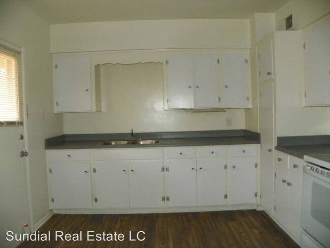 Building Photo - 315 W 10th Pl
