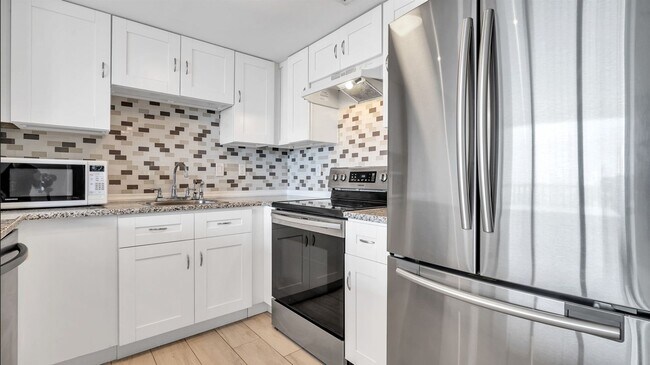 Foto del edificio - Beautiful 6th floor 2BR/2BA Bayshore Tower...