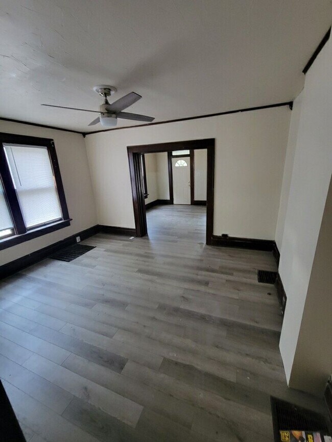 Foto del edificio - 2285-87 Indianola Ave