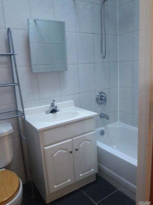 Building Photo - 40-12 Greenpoint Ave