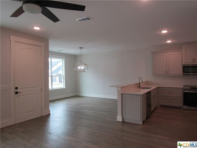 Building Photo - 406A W Crestwood Dr