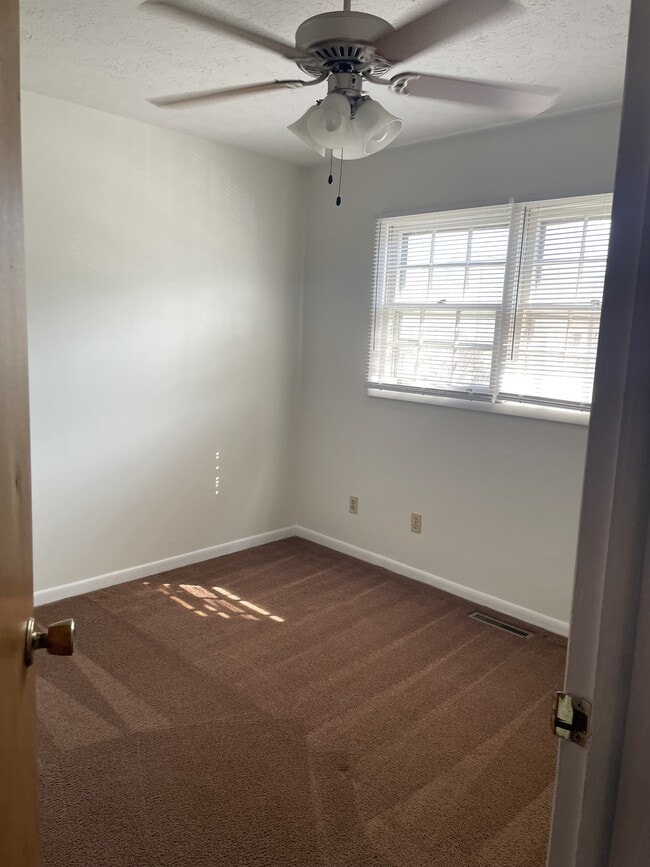 Building Photo - 624 Cross Lanes Dr