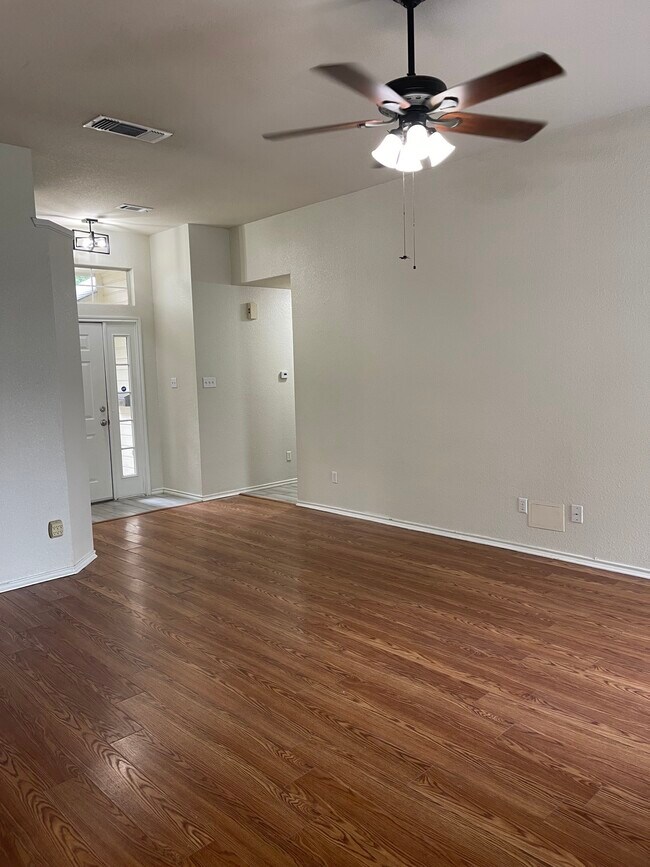 pintura nueva - 1819 Winchester Dr