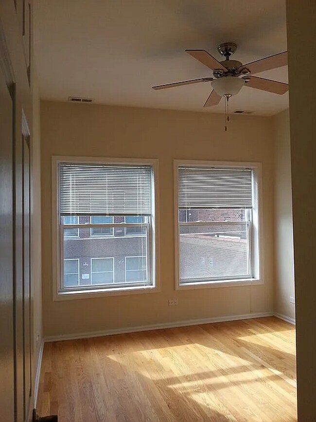Foto del edificio - MODERN 2 BED/1BATH WITH GARAGE PARKING INCLUDED!