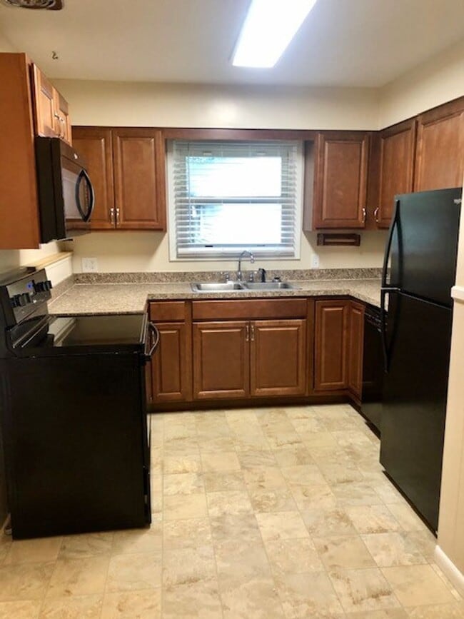 Building Photo - 725 Ashview Dr