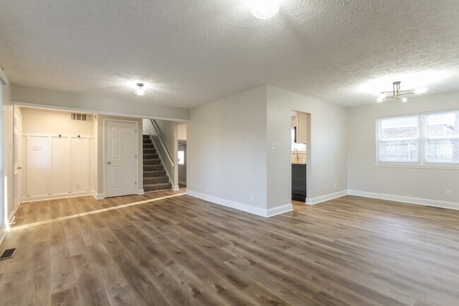Building Photo - Amazing 4 Bedroom Home!