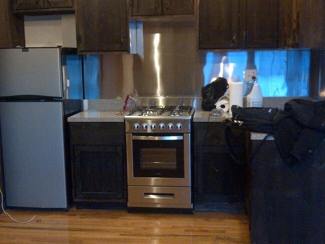 Foto del edificio - 348 E 18th St