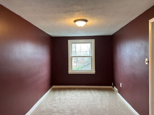 Foto del edificio - 3 Bedrooms 1 Bathroom Row Home For Rent In...