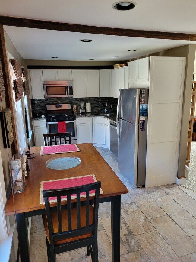 Cocina con muebles - 106 Granite St