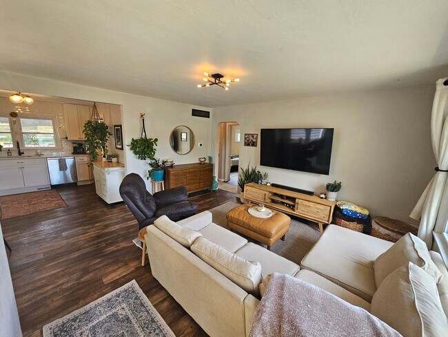 Building Photo - 2 Bed, 1 Bath Unit in Ivy Wild!!