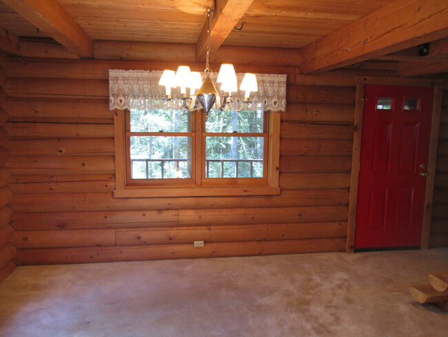 Foto del edificio - Beautiful 3 bedroom Log Home on large lot ...