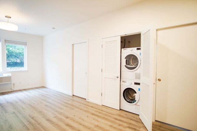 Foto del edificio - John's Landing: Modern + Spacious 2Bdr Ready Soon!