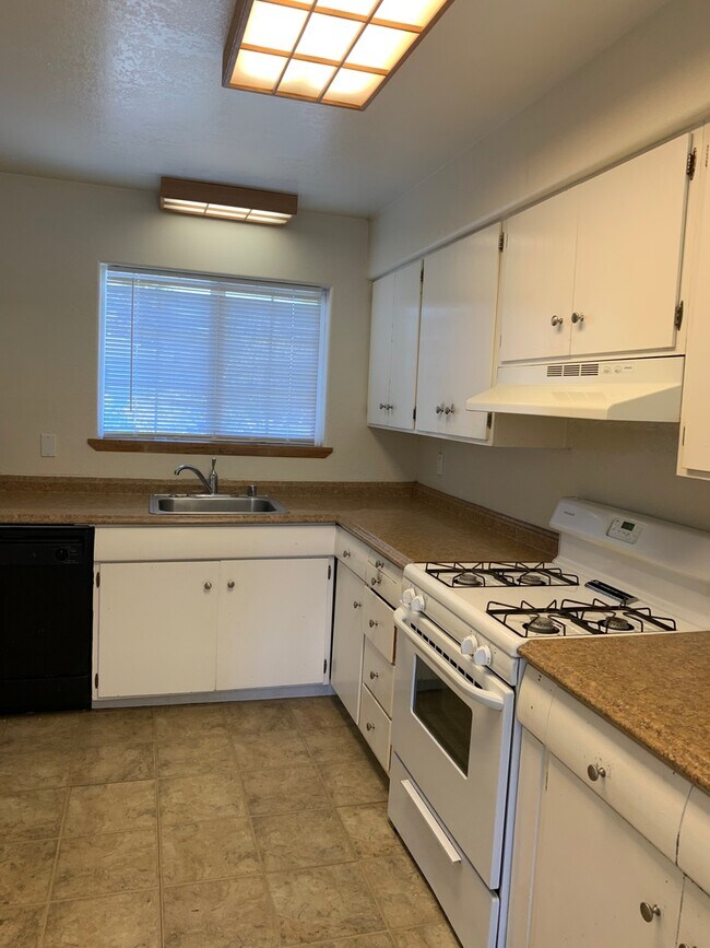 Building Photo - Cosigners okay =)  4 Large Bedrooms and 2 Full Baths ~ Small Pet Negotiable