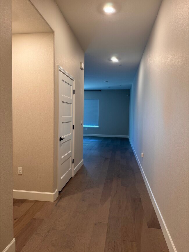 Entrada - 287 Llano de los Robles Ave