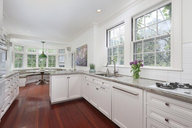 Building Photo - 1010 Centre St