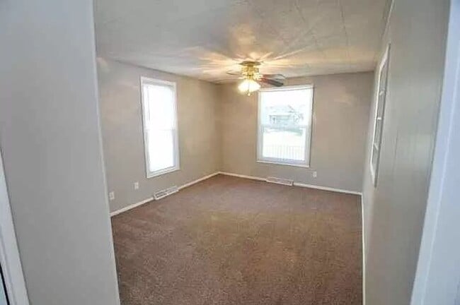 Building Photo - 5 Bedroom Home Available Now!