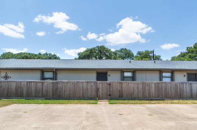 Building Photo - Whispering Oaks Apartment Homes Sealy