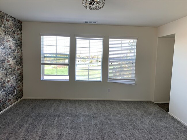 Building Photo - 30349 Village Knoll Dr