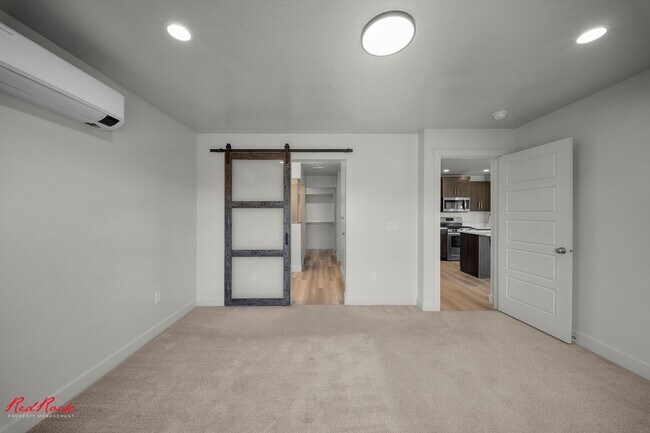 Foto del edificio - Move in Special! $300 of full first month's rent! Dog-Friendly 4 Bedroom Townhome in Desert Hollo...