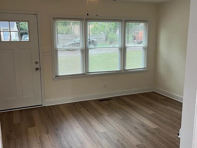Foto del edificio - 320 Camfield Ct SW